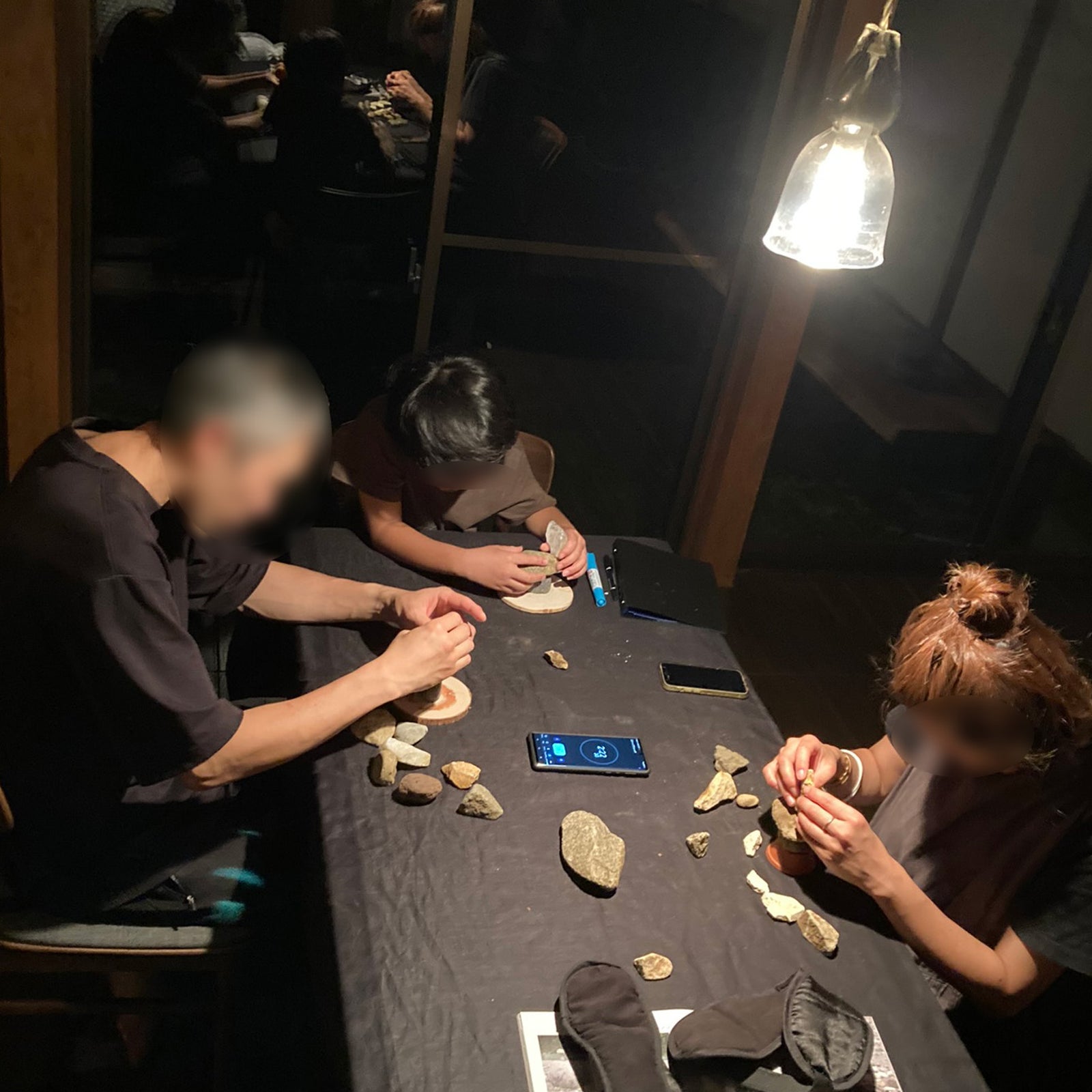 石を立てる体験の様子